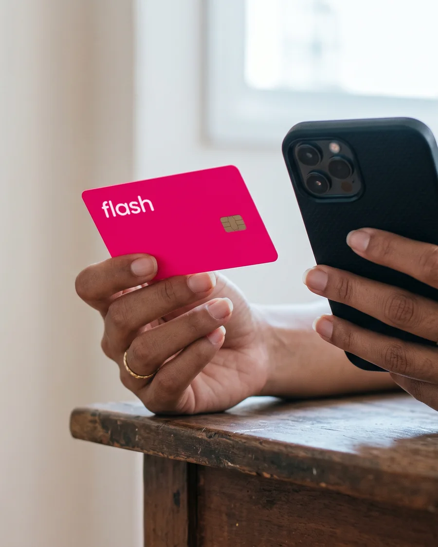 Mãos segurando o cartão Flash e o celular