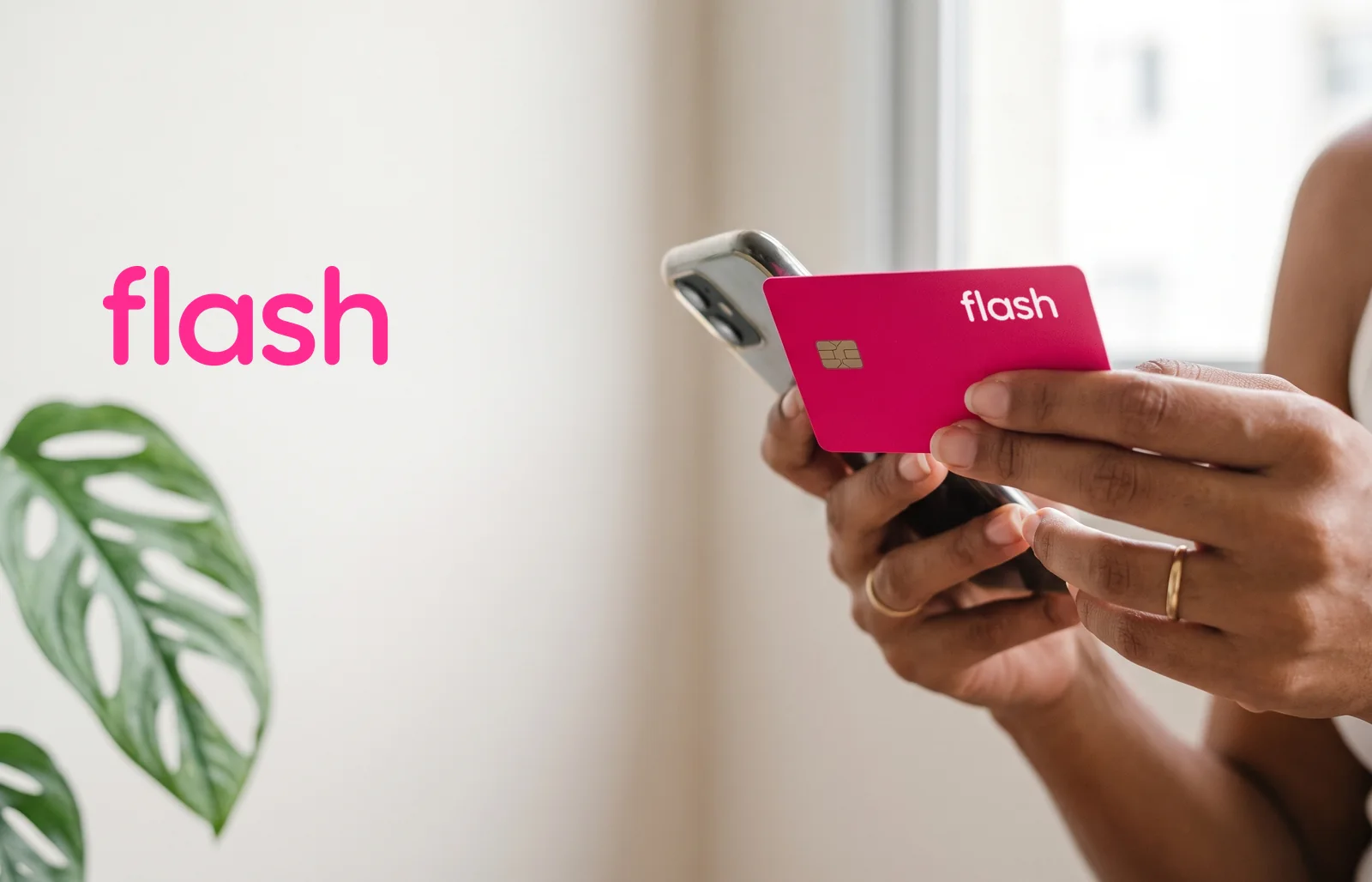 Mãos segurando o cartão Flash e o celular